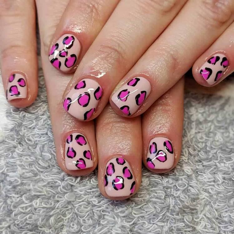 rosa Nageldesigns für kurze Nägel Animal Print Nails nageltrend