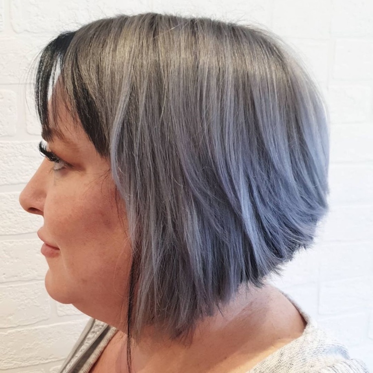 schräger Bob mit schöner Haarfarbe in Silber und rauchigem Blau