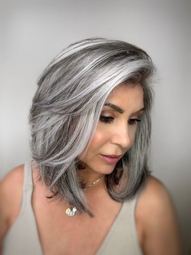 schwarz-graue Haare liegen im Trend