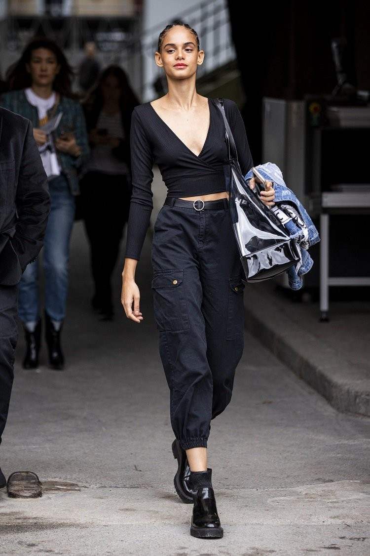 schwarze Hose Outfit Damen Modetrends 2021 Cargohosen kombinieren