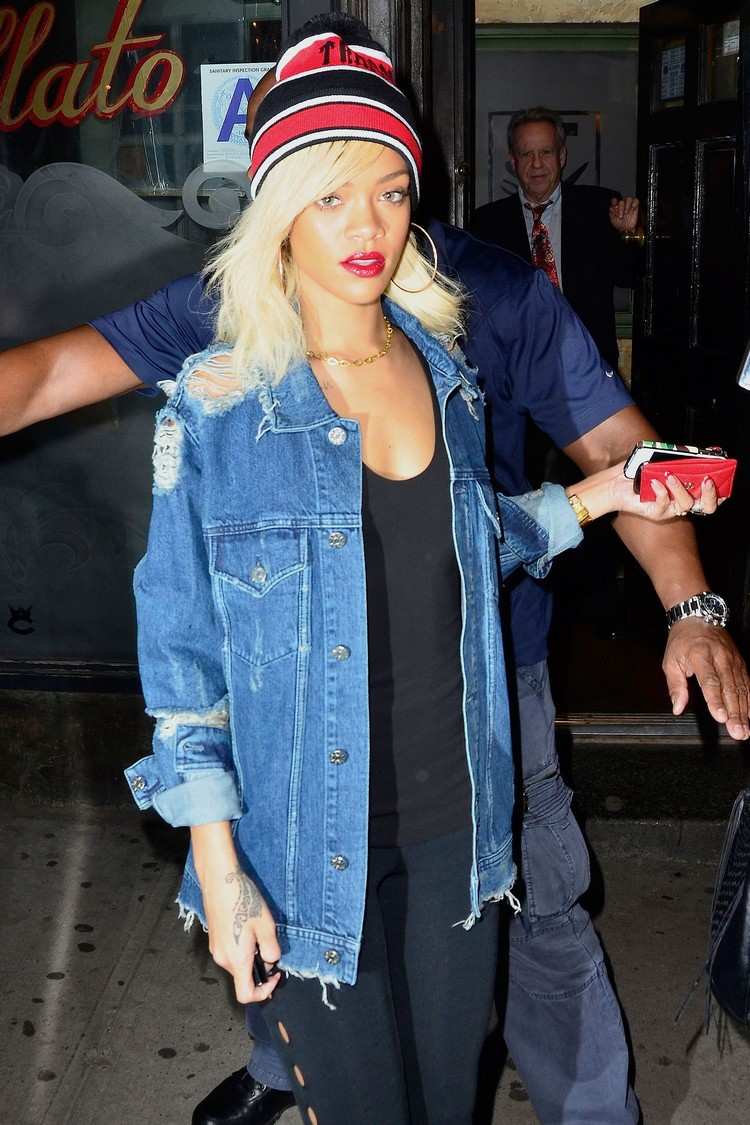 schwarze Hose mit Oversize Jeansjacke kombinieren Rihanna Outfits