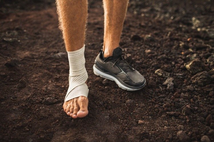 sportler haben oft verletzungen und tragen bandagen an den füßen