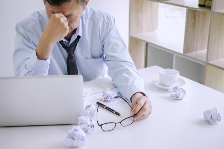 stress und abgeschlagenheit auf der arbeit können chronische erschöpfung verursachen und zu myokardinfarkt führen
