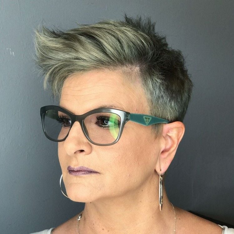 stylishe Kurzhaarfrisur für Frauen ab 50 mit großer Brille