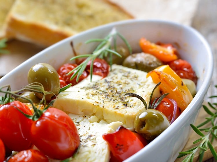 Griechische Vorspeise: Gebackener Feta mit Oliven, Tomaten, Papr
