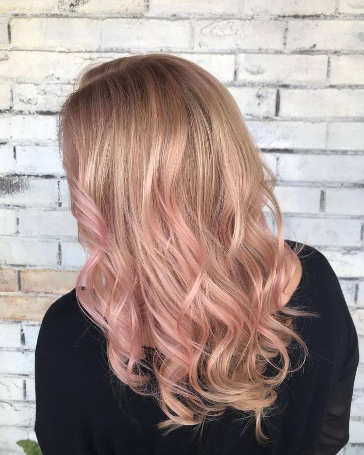 warm blonde haare mit rosa strähnchen