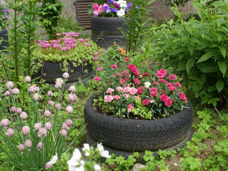 Alte Reifen bepflanzen Idee für DIY runde Blumenbeete