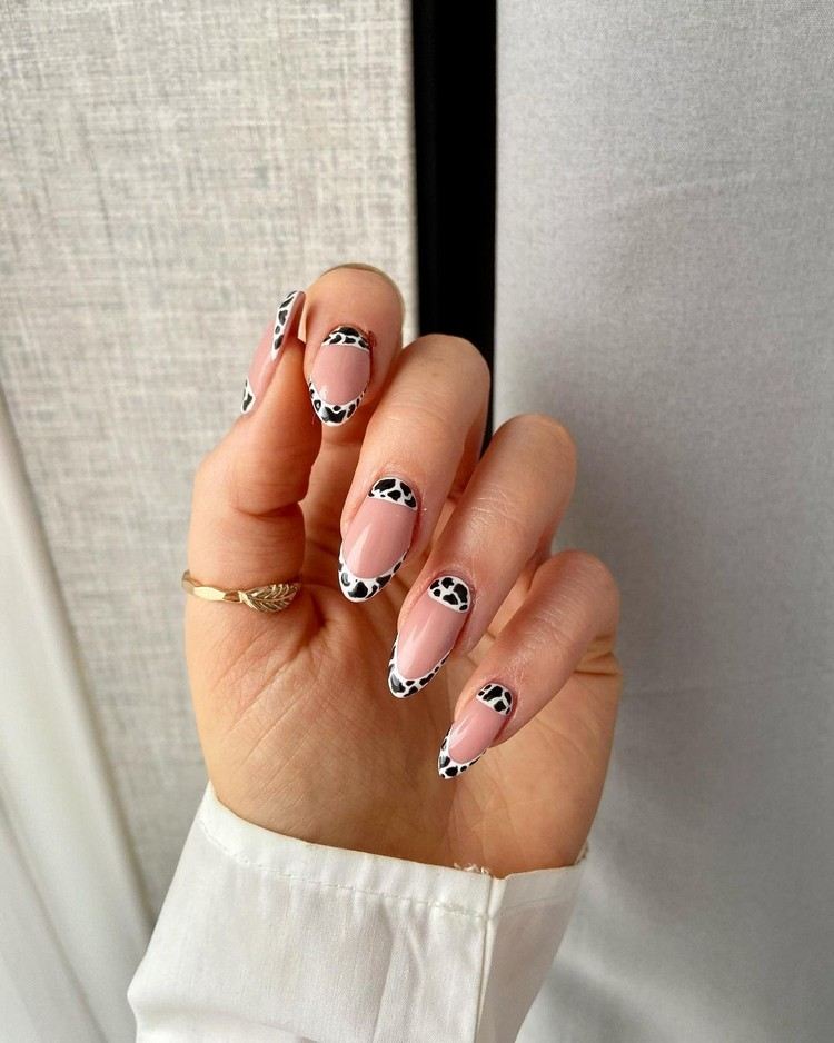 Animal Print Nails Nageltrend Nägel in Mandelform lang