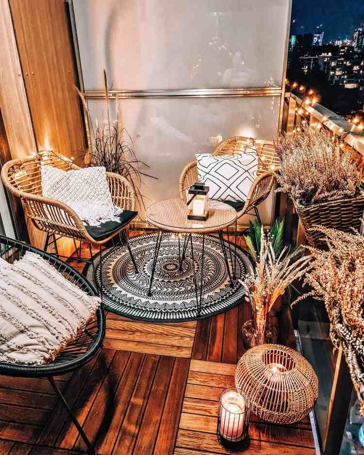 Balkon im Boho Style mit Ruhesesseln und Holzboden