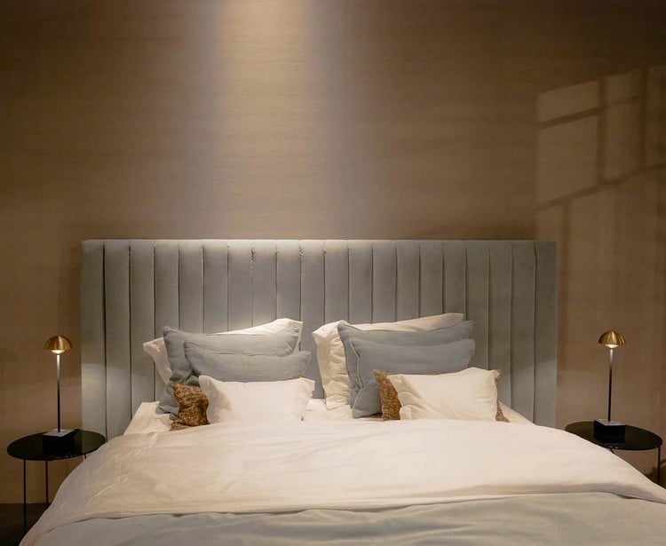 Bett mit Polsterkopfteil im modernen Schlafzimmer