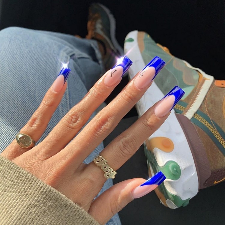 Blaue French Nails Gelnägel Ideen 2021