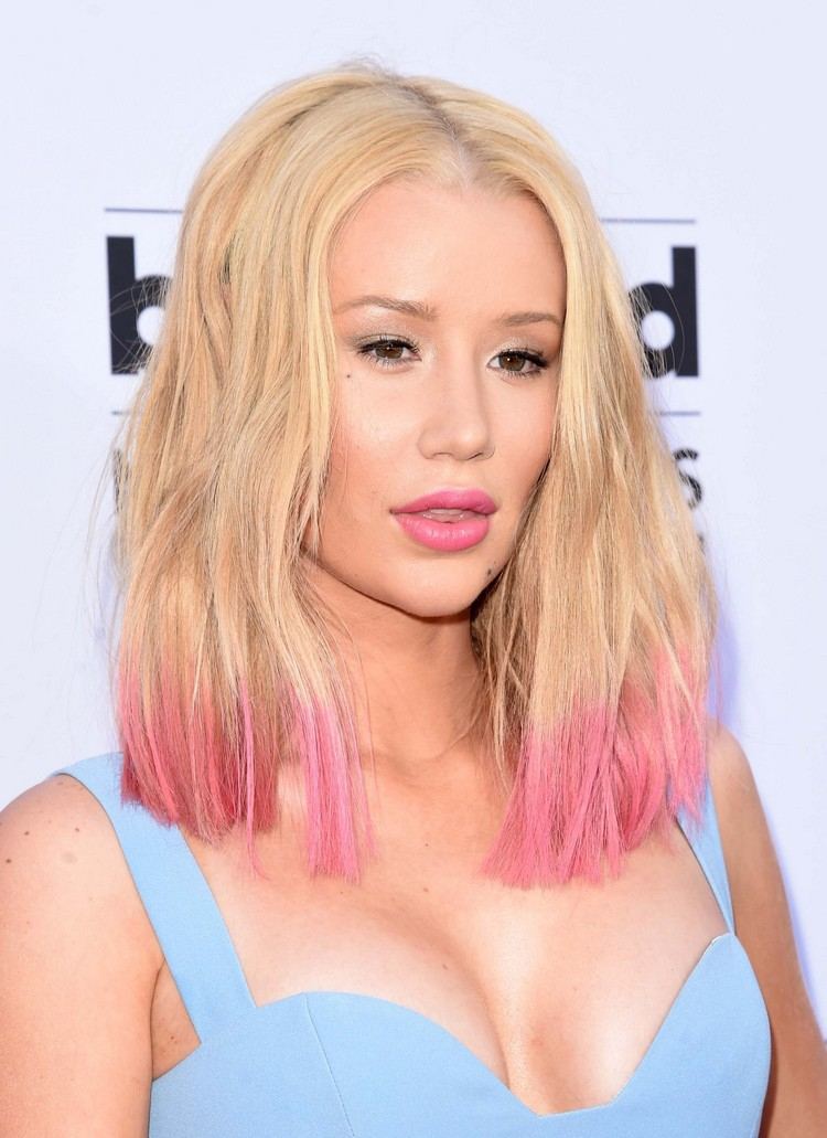 Blonde Haare mit rosa Spitzen Dip Dye Hair Trend