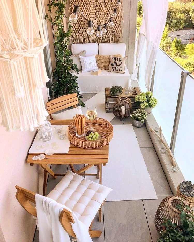 Boho Balkon Ideen mit Wandbehängen Pflanzen und Accessoires