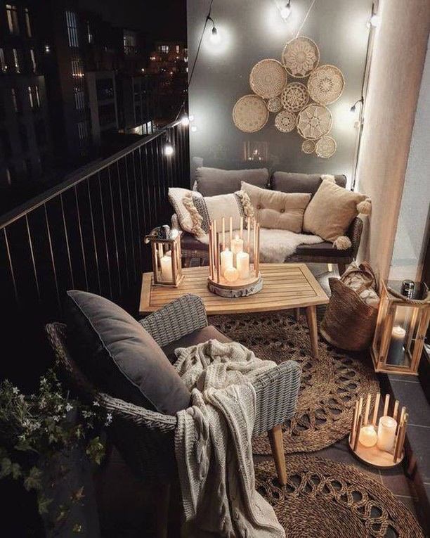 Boho Balkon Inspiration in Grau und Beige mit schöner Beleuchtung