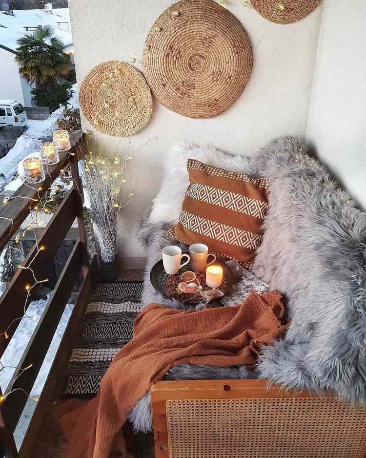 Boho Balkon im Winter mit kuscheligen Accessoires