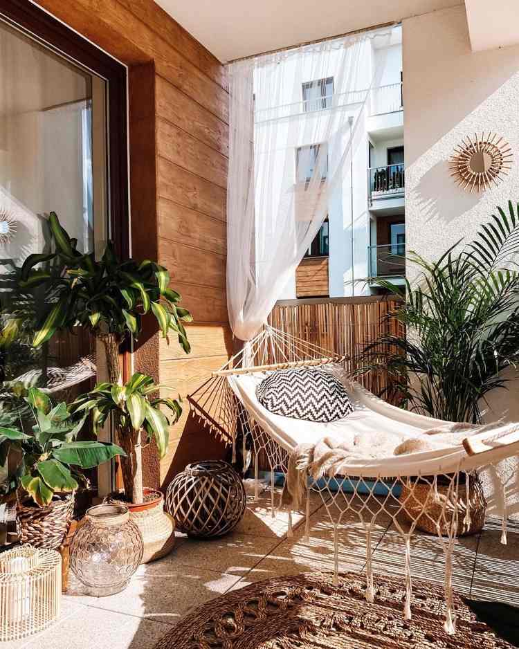 Boho Balkon mit Gängematte Sisalteppich und Palmen