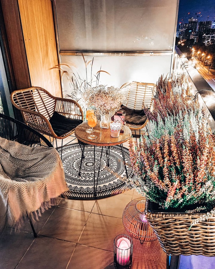 Boho Style Balkon mit rundem Teppich und stimmungsvoller Beleuchtung