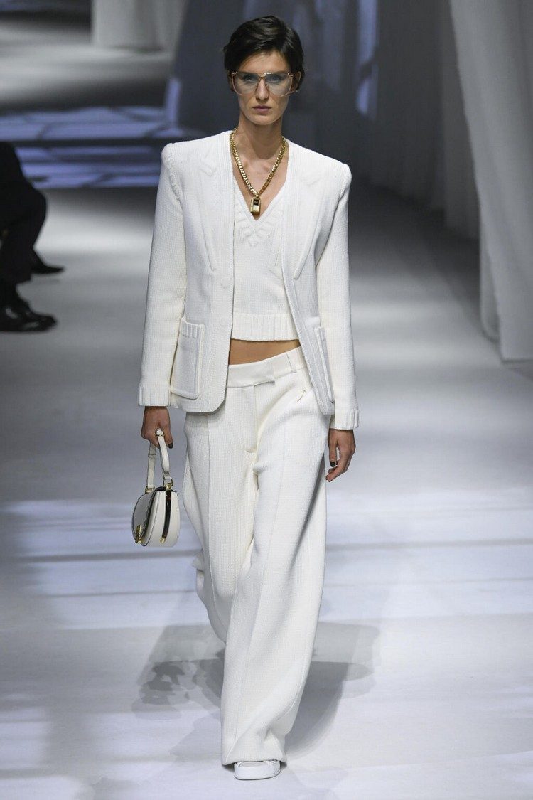 Business Outfits für Frauen weiße Hose kombinieren