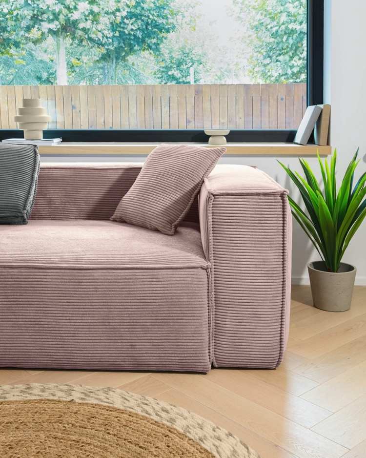 Cord Sofa in Rose mit Sisal Teppich kombiniert