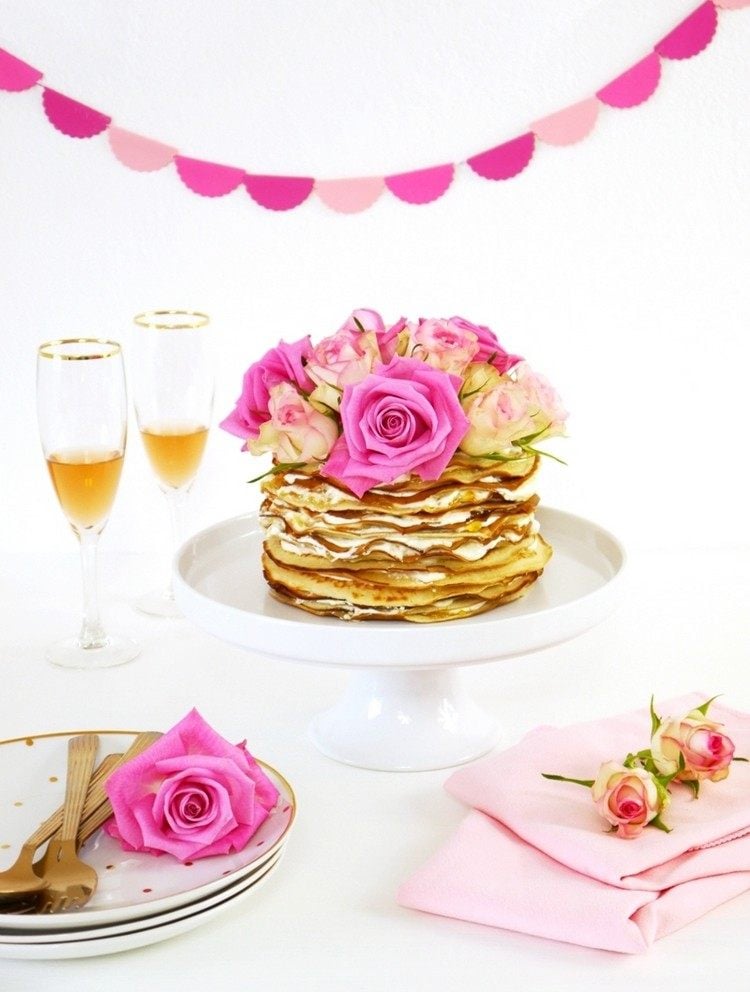 Crepe Kuchen zum Muttertag mit Rosen dekoriert