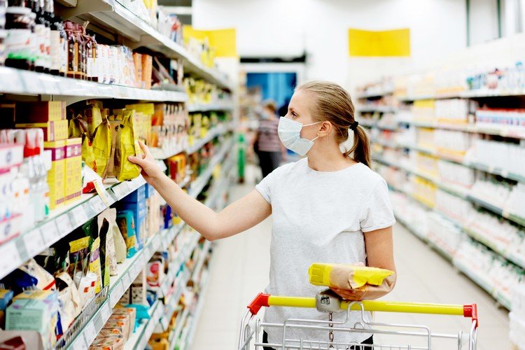 Einkaufen im Supermarkt während Covid-Pandemie
