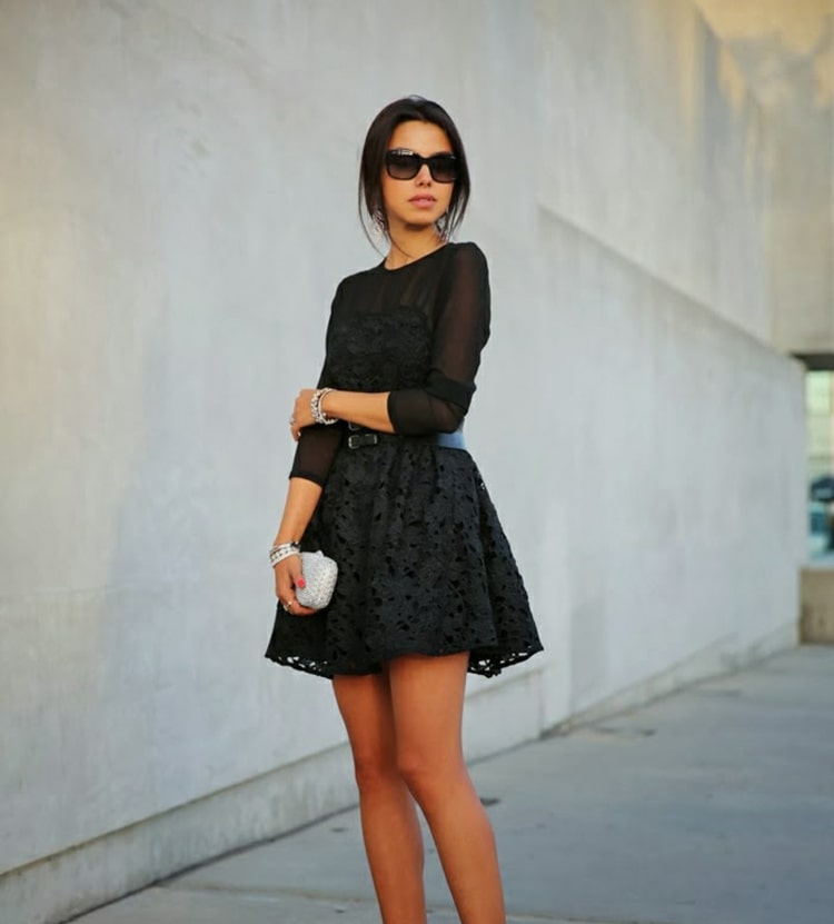 Elegant in Schwarz mit langärmligem Kleid aus Tüll und Spitze und mit Handtasche