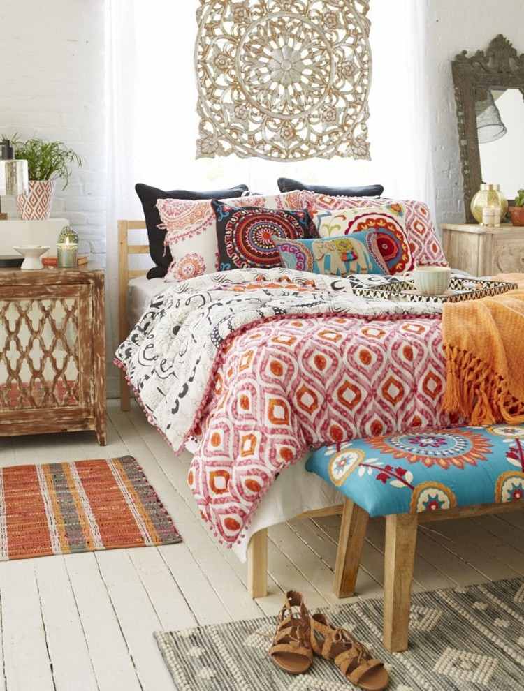 Ethno Muster im Schlafzimmer Textilien kombinieren
