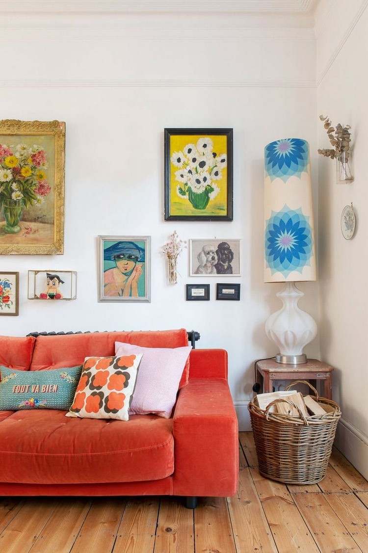 Farbiges Sofa als Akzent im modernen Wohnraum