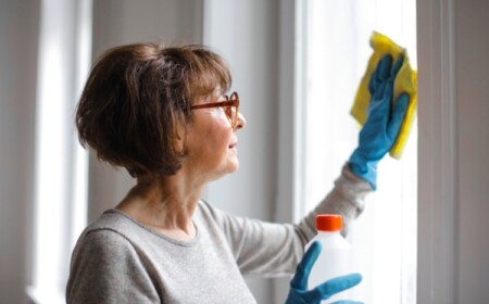 Frau über 50 beim Fensterputzen