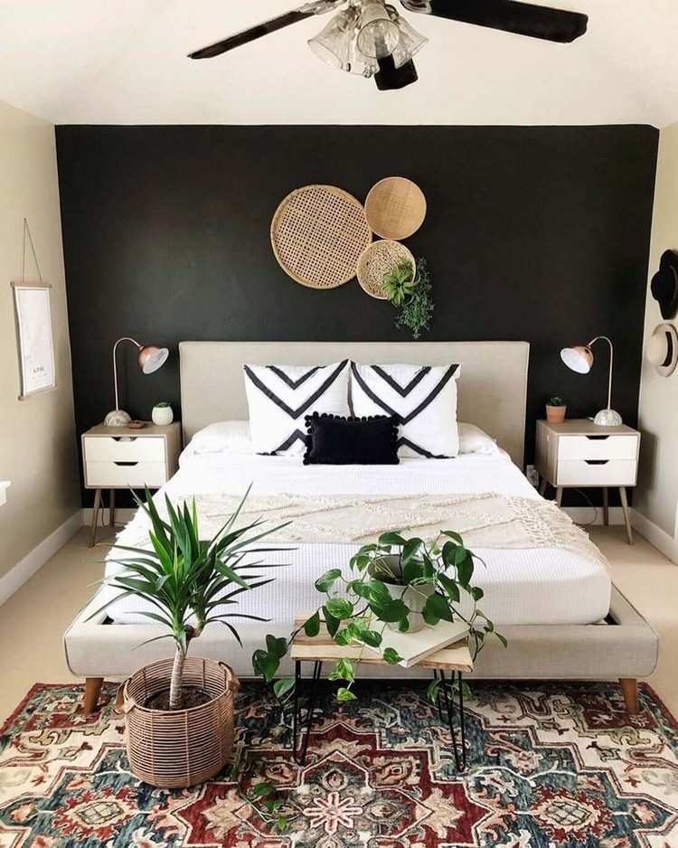 Geflecht Zimmerpflanzen und orientalischer Teppich als Deko im Schlafzimmer