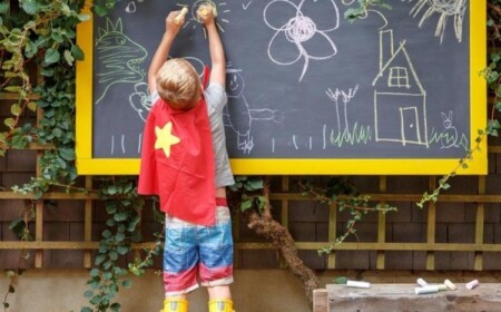 Kreidetafel für Kinder im Garten