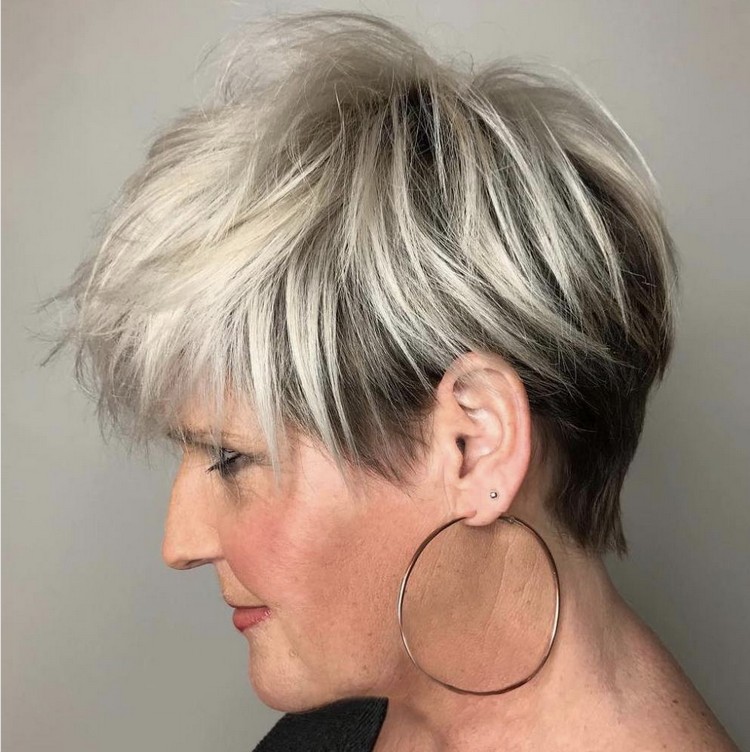 Graue Haare mit Strähnen aufpeppen Pixie Cut Frauen über 50