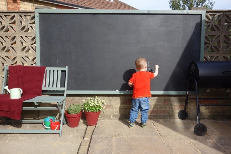 Große Kreidetafel für Kinder draußen bauen Mauer