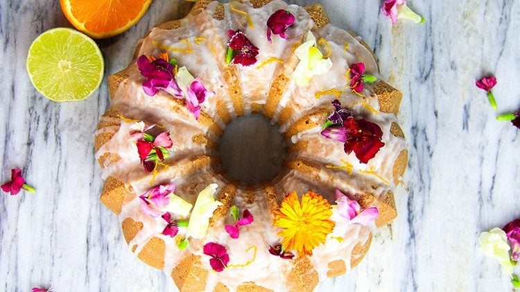 Gugelhupf Kuchen zum Muttertag mit Zuckerguss und Blumenblättern