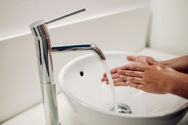 Händewaschen im WC im Restaurant trocknen mit Papirhandtüchern oder Händetrocknre