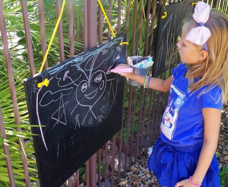 Hängende Kreidetafel für Kinder im Garten selber machen