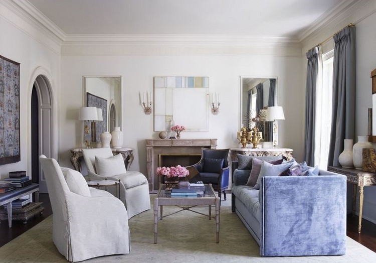 Helles Wohnzimmer mit lila Samtsofa und weißen Sesseln