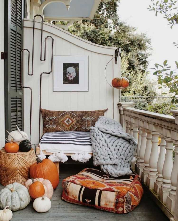 Herbstdeko mit Kürbissen auf Boho Balkon