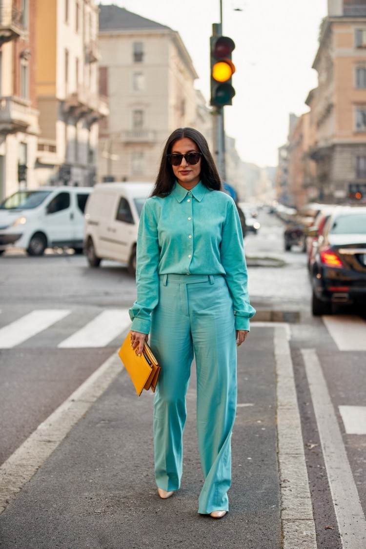 Hosentrends Frauen Hellblau kombinieren Outfit Ideen Frühling 2021