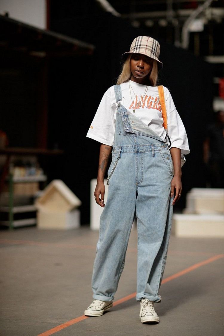 Jeans Latzhose kombinieren Oversized Outfit Modetrend