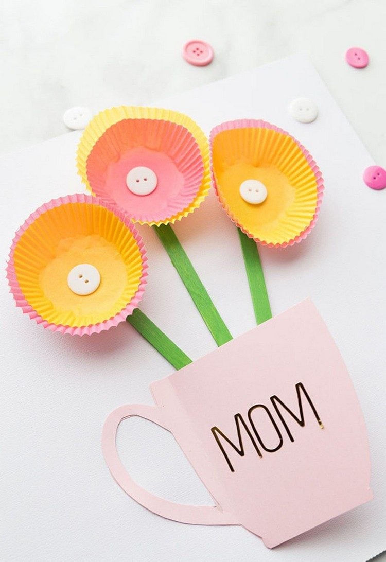 Kaffeetasse mit Blumen aus Muffinförmchen Karte zu Muttertag
