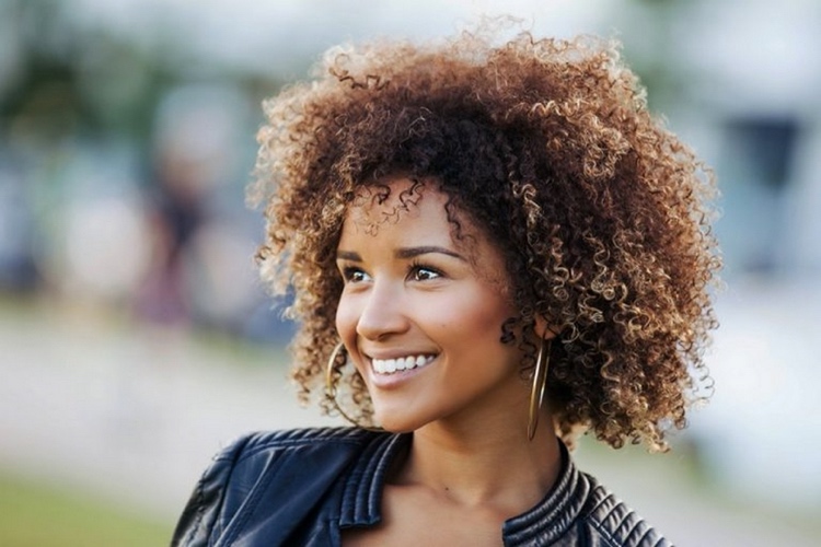 Karamell Strähnchen auf dunklem Afro Haar