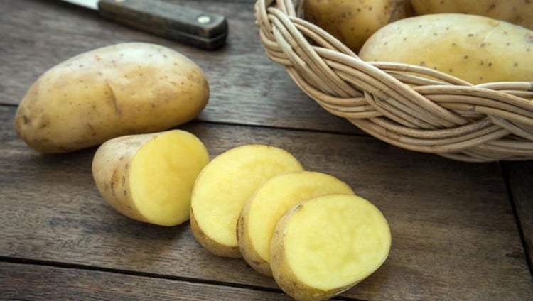 Kartoffel Gesichtsmaske selber machen Tipps gegen dunkle Augenringe
