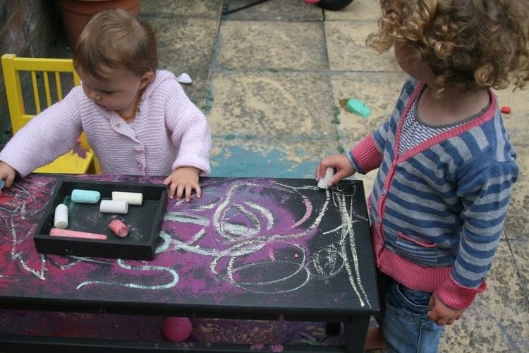 Kindertisch mit Tafelfarbe streichen statt Kreidetafel