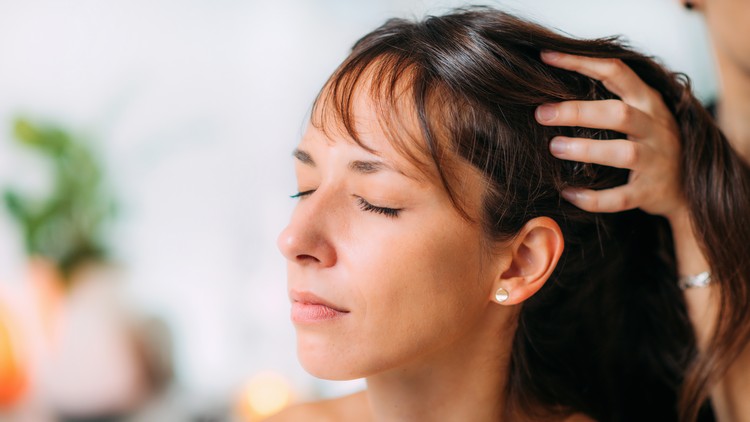 Kopfhautmassage als Pflege für trockene Kopfhaut
