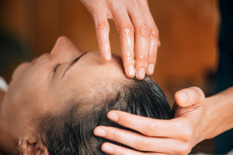 Kopfhautpflege Massage mit Haaröl