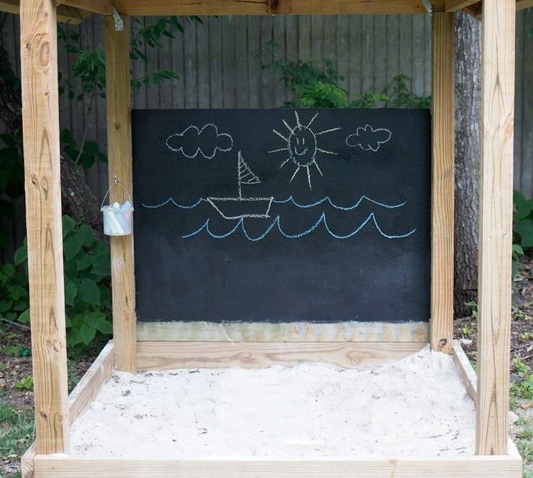 Kreidetafel für Kinder im Sandkasten einbauen