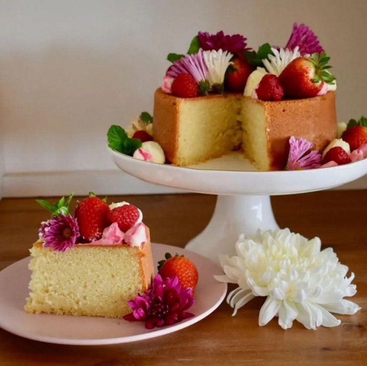 Kuchen zum Muttertag dekorieren mit Beeren Sahne und echten Blumen