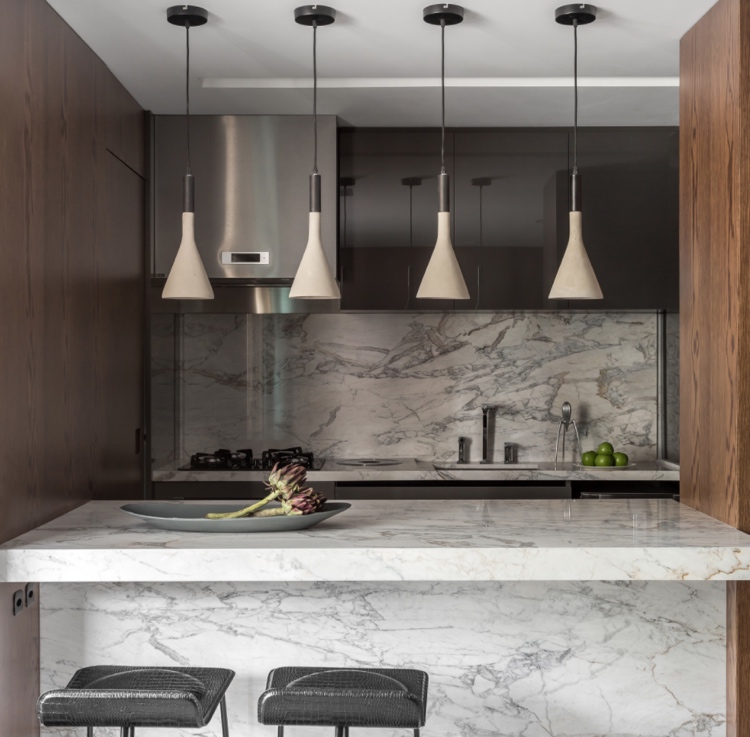 Küche 2021 mit Marmor Arbeitsplatten und Rückwand