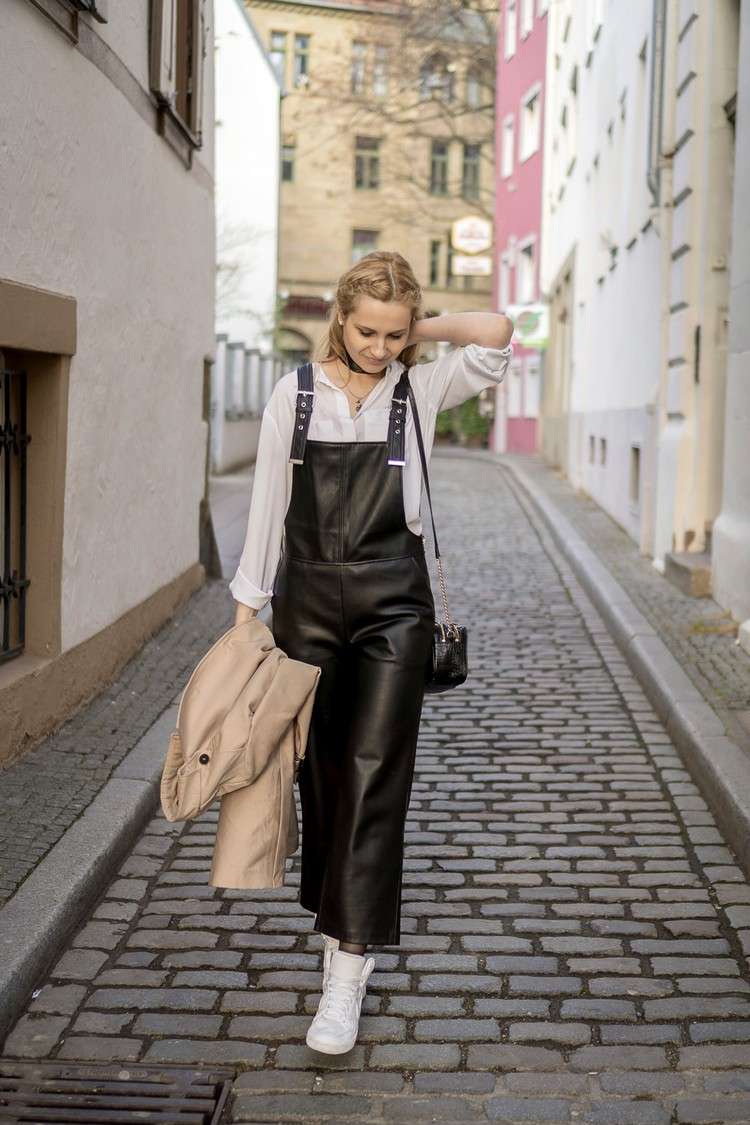 Leder Outfit Modetrends Frühling 2021 schwarze Latzhose kombinieren